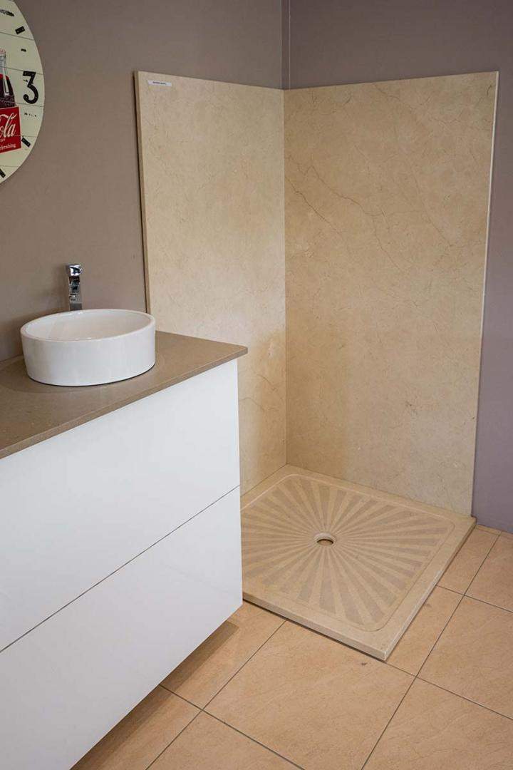 Douche en marbre Lacroix-Saint-Ouen