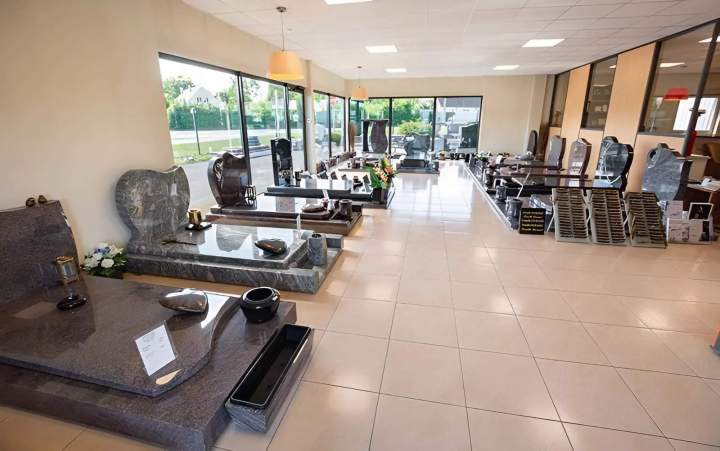 Monuments funéraires en pierre, bronze ou granit